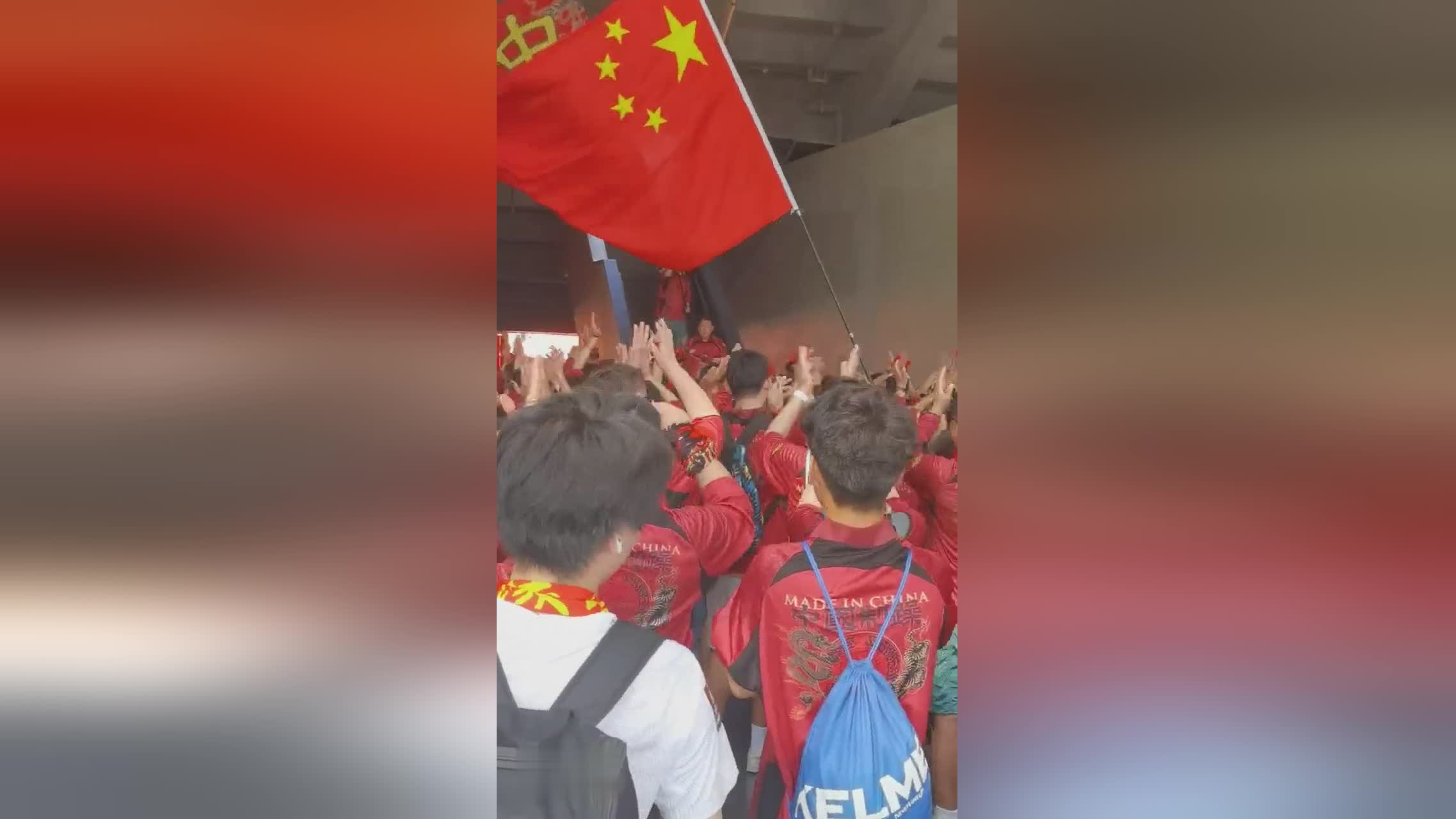 现场直击！球迷热烈欢呼，助威声震天