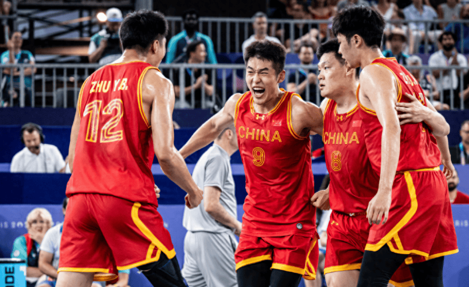 爱游戏地址-篮球赛中出现了一场惊心动魄的比拼