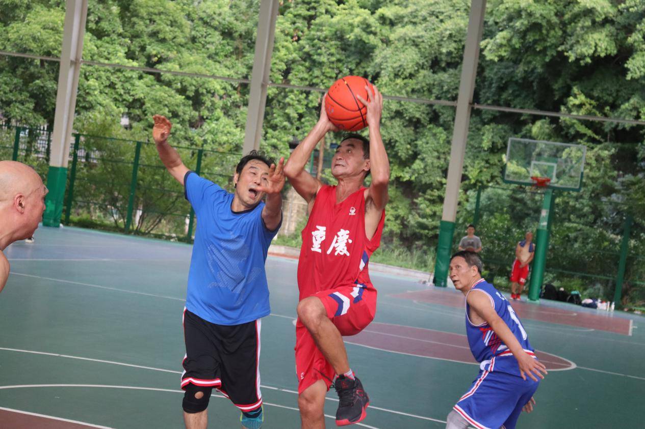 篮球赛中出现了一场惊心动魄的比拼