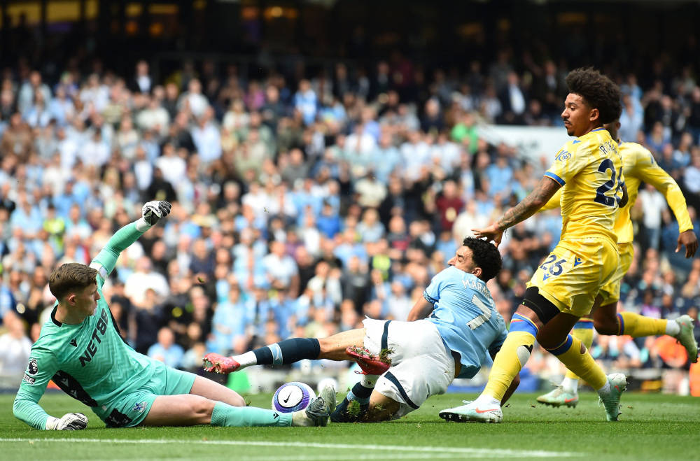 包含曼城主场大胜南安普顿，继续追赶领先者的词条