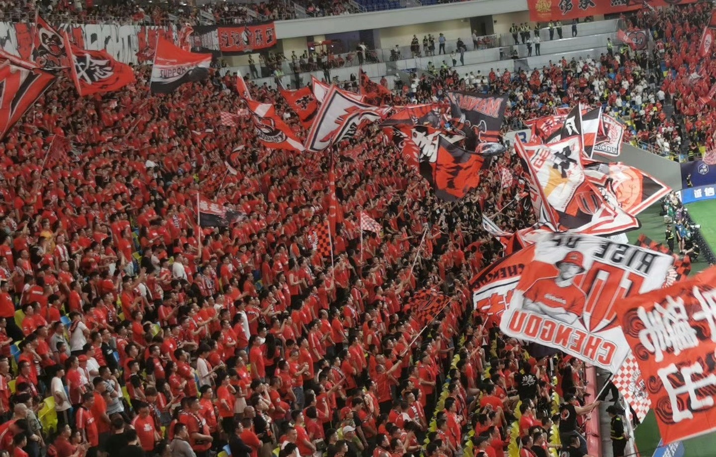 经典对决再现球场，球迷热情难减