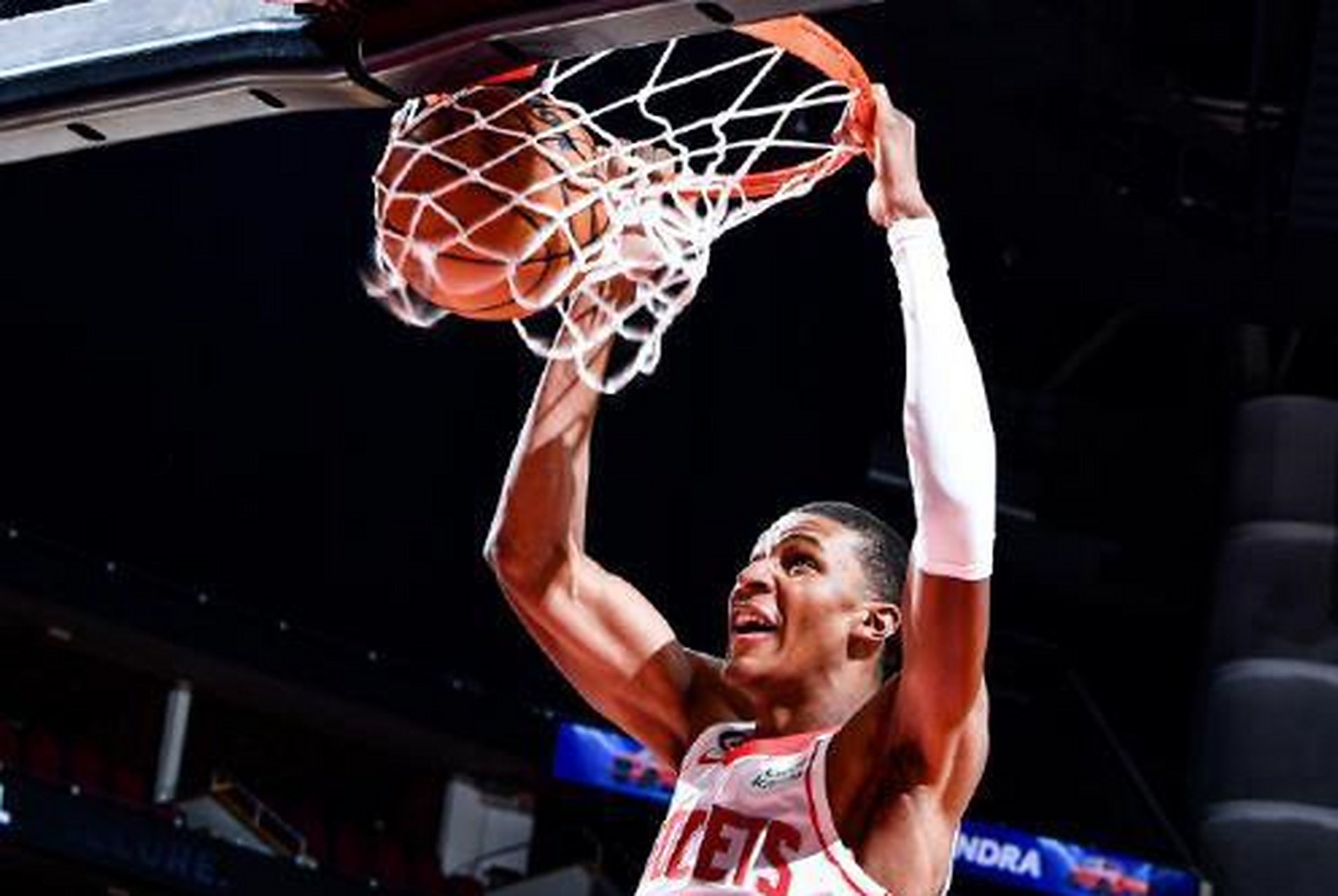 火箭逆转老鹰，取得惊险胜利