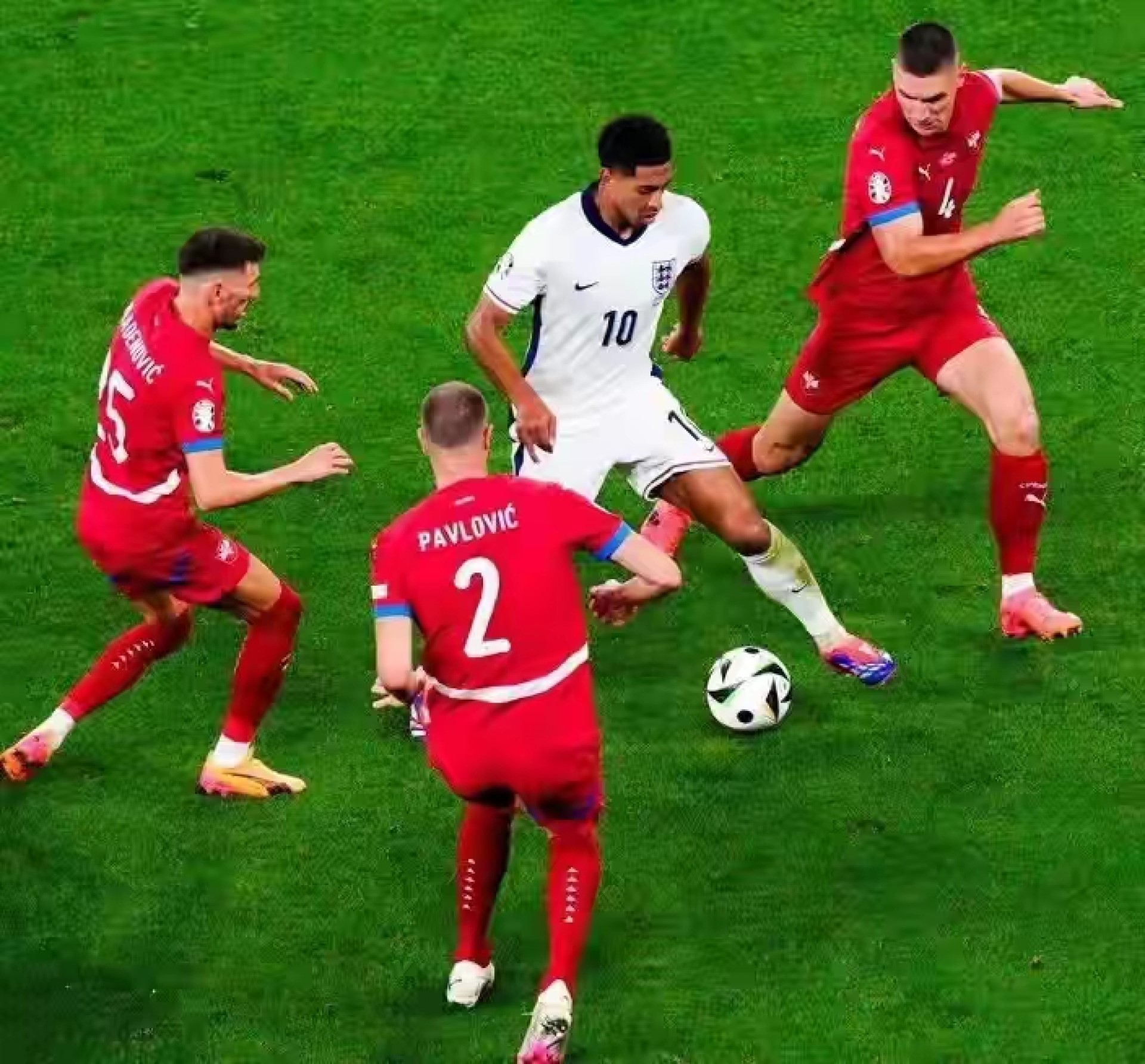 英格兰队在比赛中横扫对手，取得胜利