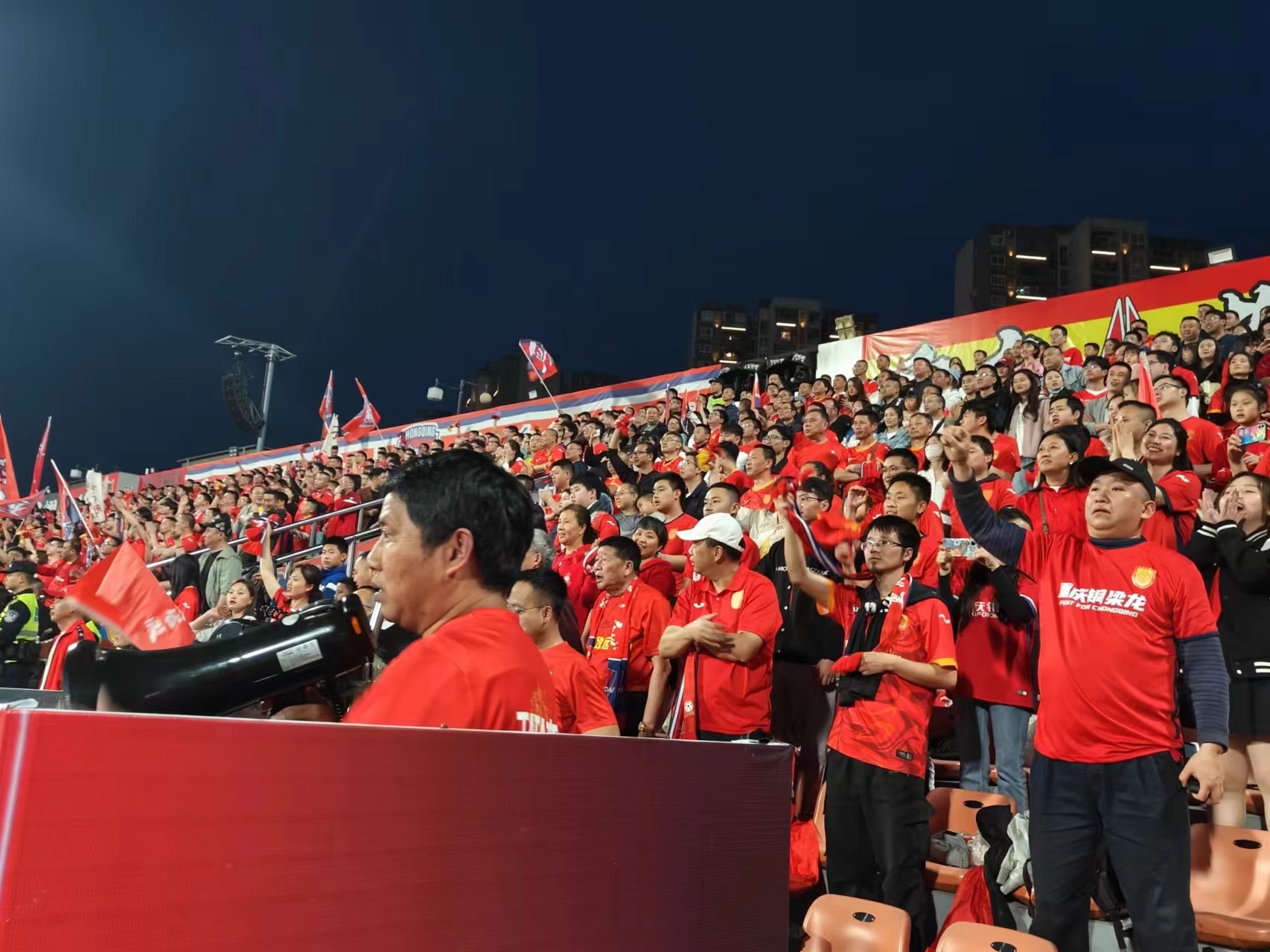 关于深圳佳兆业主场迎战中原，球迷热情高涨的信息