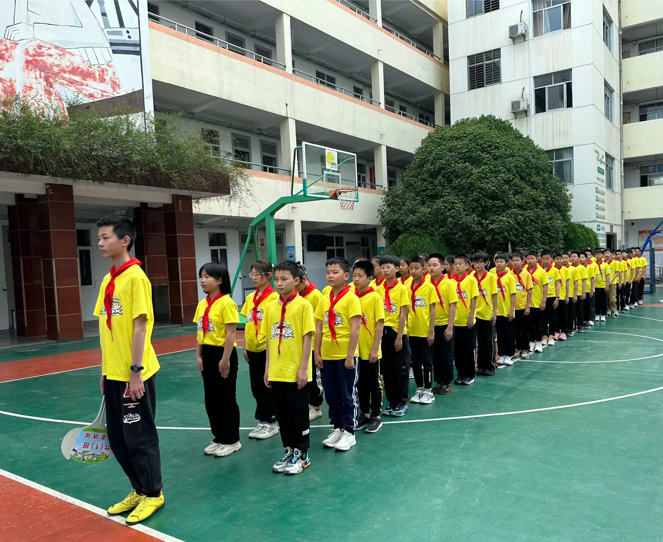 红蓝两队在场上展现出不同风采